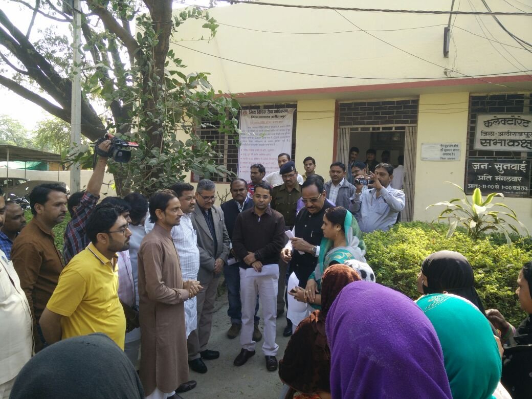 प्रधानमंत्री आवास योजना अंतर्गत हितग्राहियों को तृतीय किश्त की राशि शीघ्र देने हेतु नपा अध्यक्ष श्रीमती सेना पटेल ने सैकडों हितग्राहियों के साथ कलेक्टर को सौंपा आवेदन | New India Times