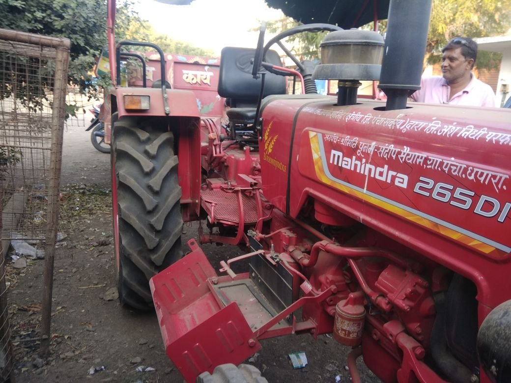 कबाड बनकर रह गए ट्रैक्टर-ट्राली, पंचायत भवन के सामने से ट्रैक्टर की बैटरी हुई चोरी | New India Times