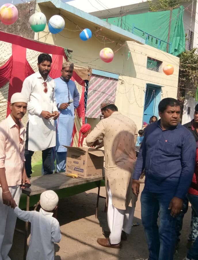 ईद मिलादुन्नबी के उपलक्ष्य में शहर मे निकला भव्य जुलूस, युवा जण लोकशाही आंदोलन संघटना द्वारा मिठाई, फल का वितरित | New India Times