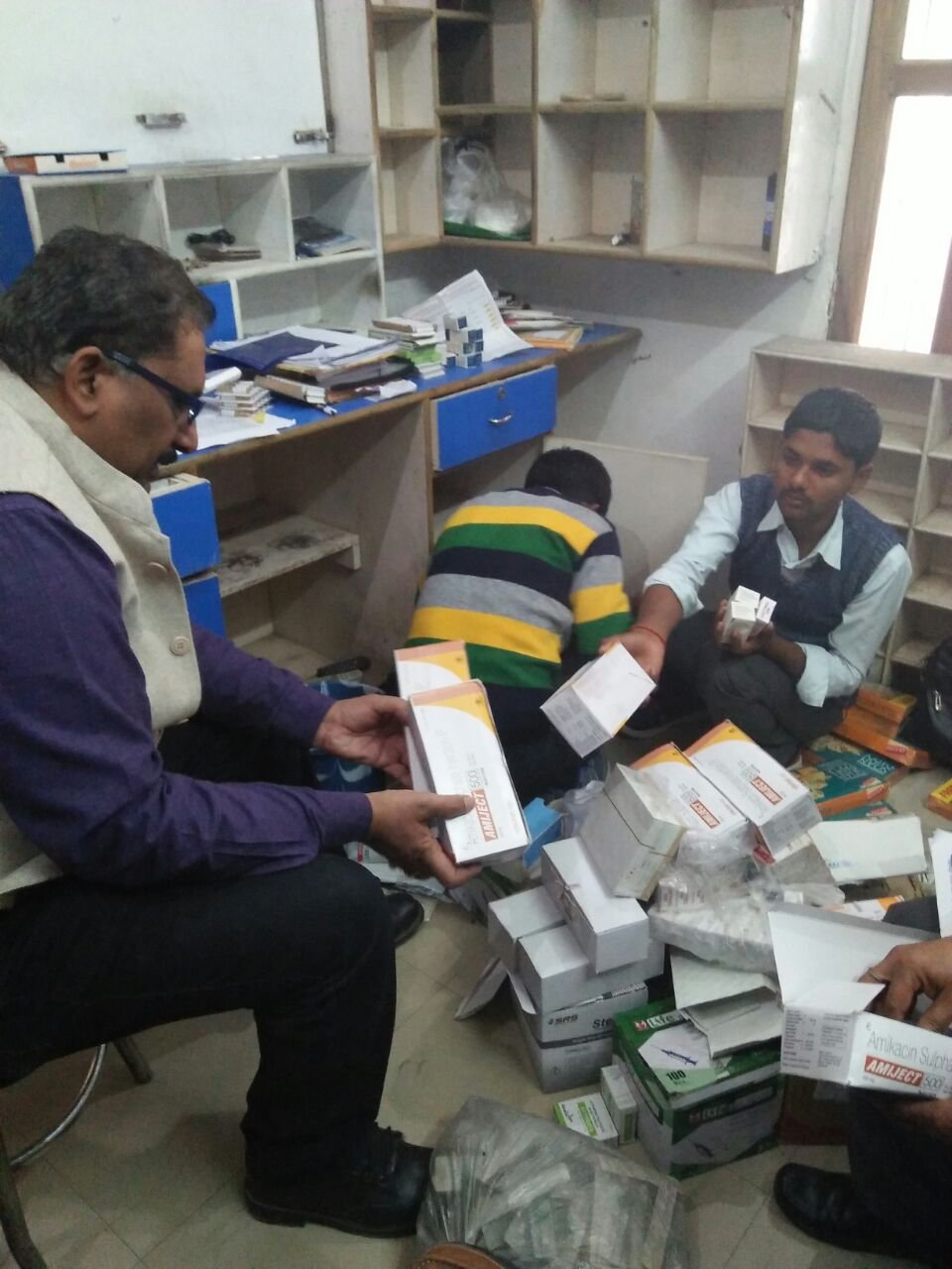 गुप्ता हास्पिटल फैक्चर एंड डेंटल केयर गोपीगंज भदोही में संचालित मेडिकल स्टोर पर छापामारी, 10 लाख की औषधि जब्त | New India Times