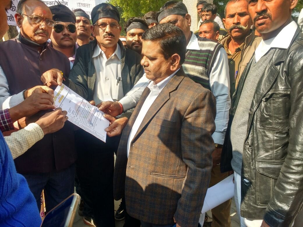 पत्रकार नवीन गुप्ता के हत्यारों के गिरफ्तारी की मांग को लेकर पत्रकारों ने मुख्यमंत्री के नाम एसडीएम को सौंपा ज्ञापन | New India Times