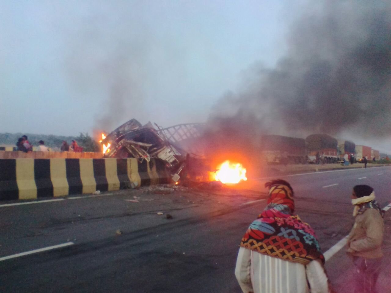 डिवाइडर से टकराने पर ट्रक में लगी भीषण आग, ट्रक ड्राइवर फरार | New India Times