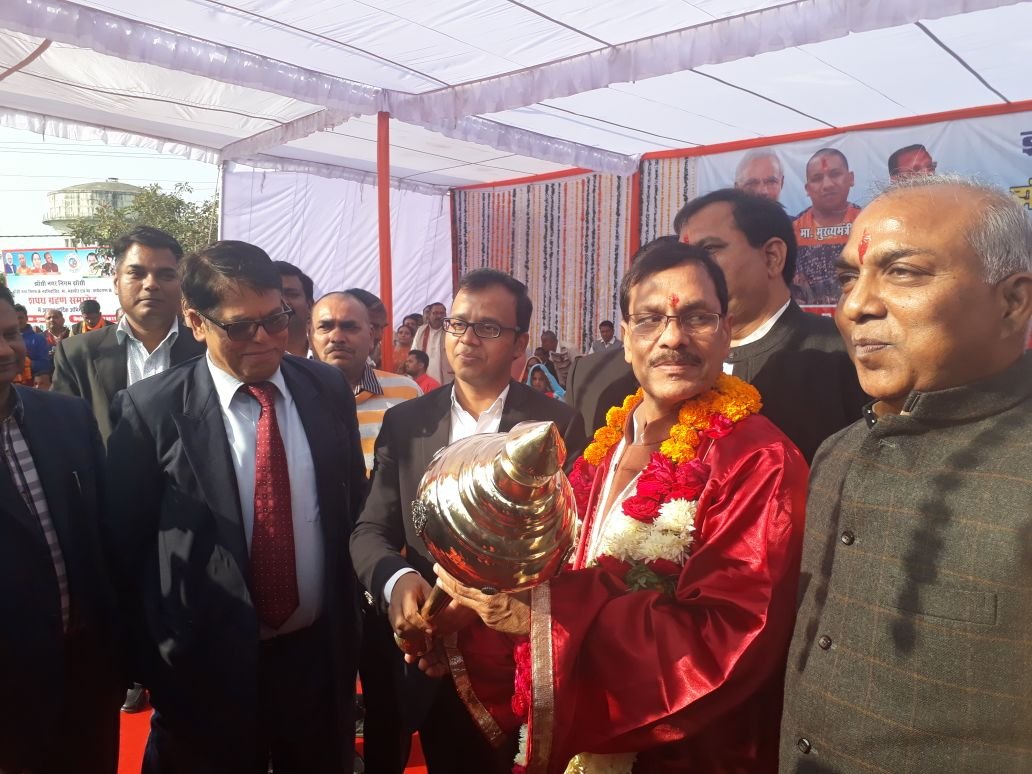 झांसी नगर निगम से नवनिर्वाचित मेयर रामतीर्थ सिंघल समेत नगर के 60 पार्षदों ने ली शपथ | New India Times