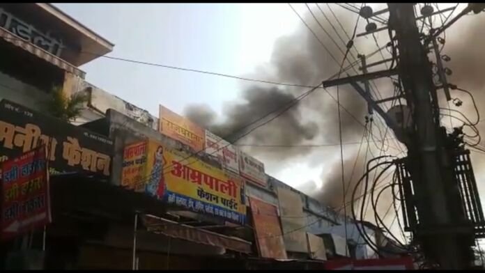 भोपाल के बैरागढ़ संत हिरदाराम काम्पलेक्स में भीषण आग लगने से लगभग 150 दुकानें जलकर राख | New India Times