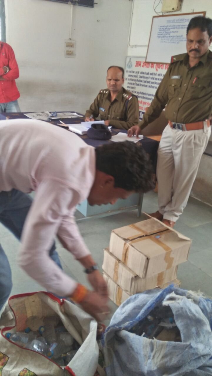 छपारा के बिहीरिया गांव की सैकड़ों महिलाएं शराब का जखीरा लेकर पहुंची थाने | New India Times