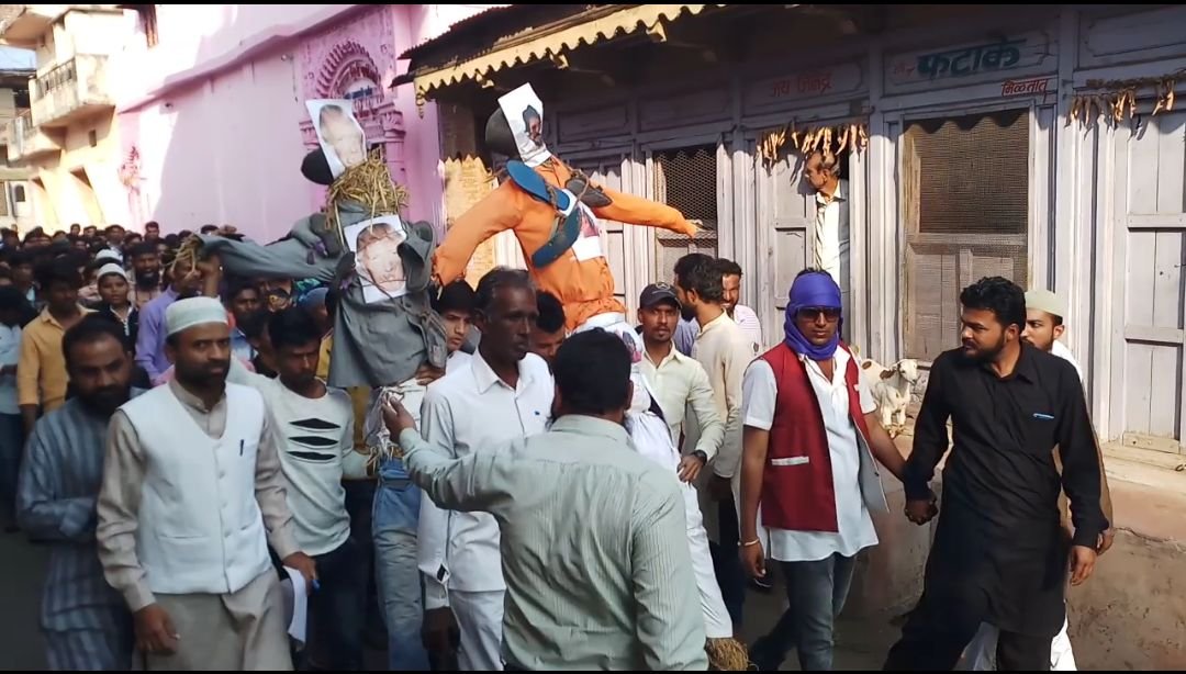 राष्ट्रीय मुस्लिम मोर्चा ने डोनाल्ड ट्रम्प का पुतला फूंक कर एसडीओ को सौंपा ज्ञापन | New India Times