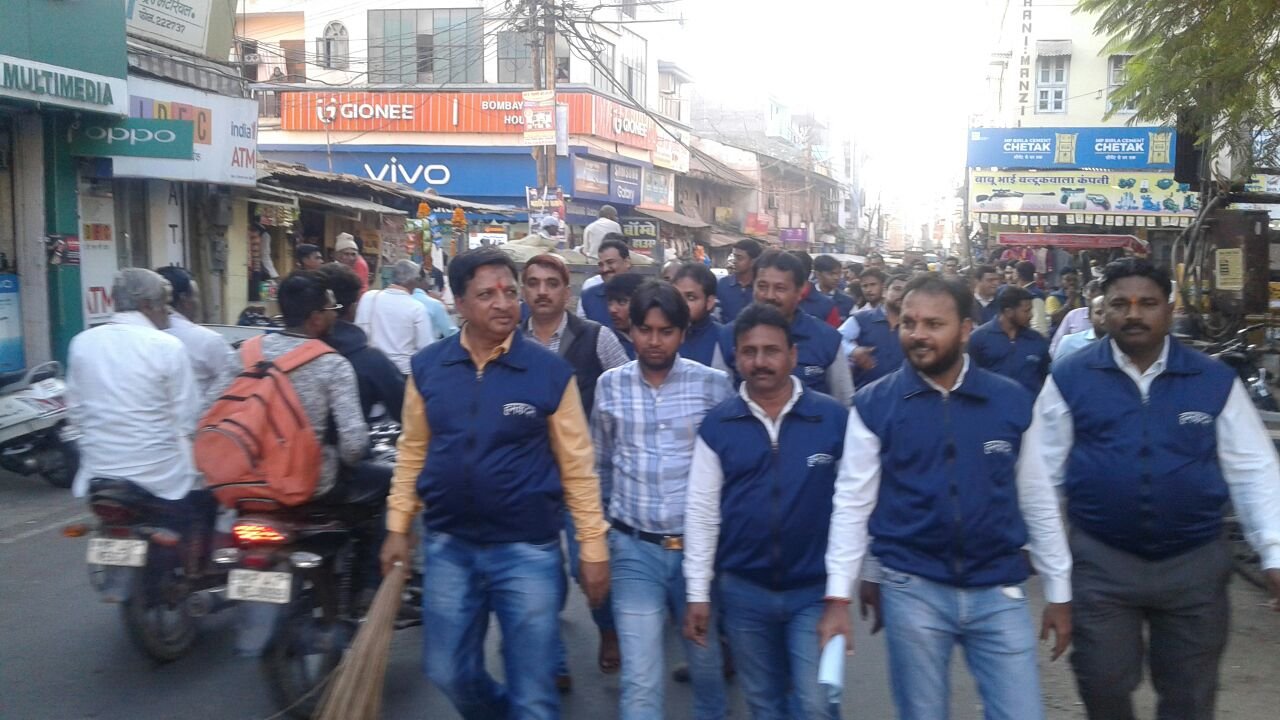 नगर पालिका अध्यक्ष सुरेन्द्र जैन ने स्वयं नगर में झाड़ू लगाकर दिया स्वच्छता का संदेश, हरदा में मनाया गया पूर्व प्रधान मंत्री अटल बिहारी वाजपेयी का जन्मदिन | New India Times