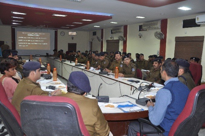 डीआईजी संतोष कुमार सिंह ने पुलिस कंट्रोल रूम में बैठक कर सभी थाना प्रभारियों को लगातार चैकिंग करने और सुरक्षा व्यवस्था की जांच करने के दिए निर्देश | New India Times