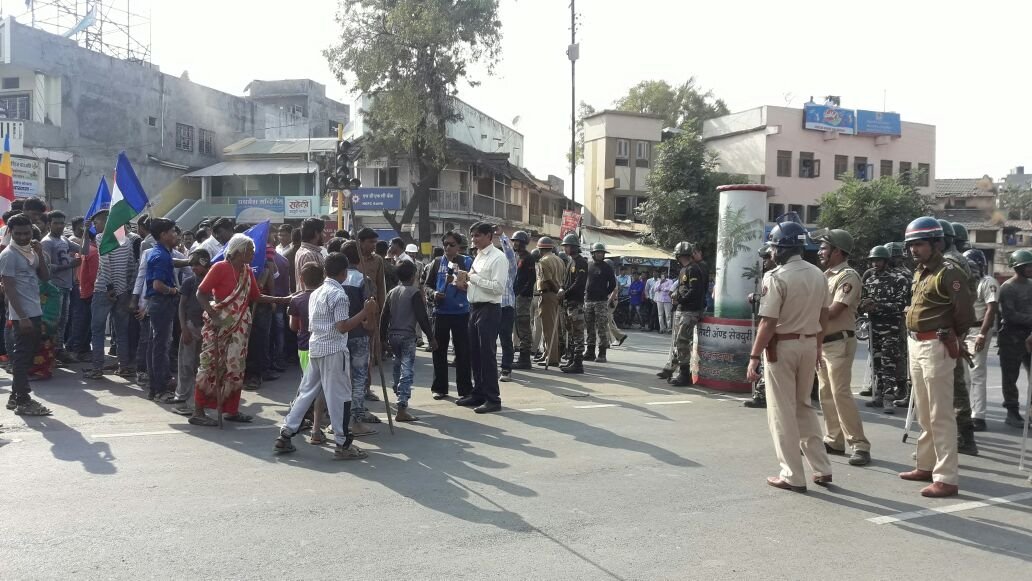 "भीमा-कोरेगांव" की घटना के बाद महाराष्ट्र के हालात बिगड़े, कई स्थानों पर तोड़फोड़ और आगजनी की घटना | New India Times
