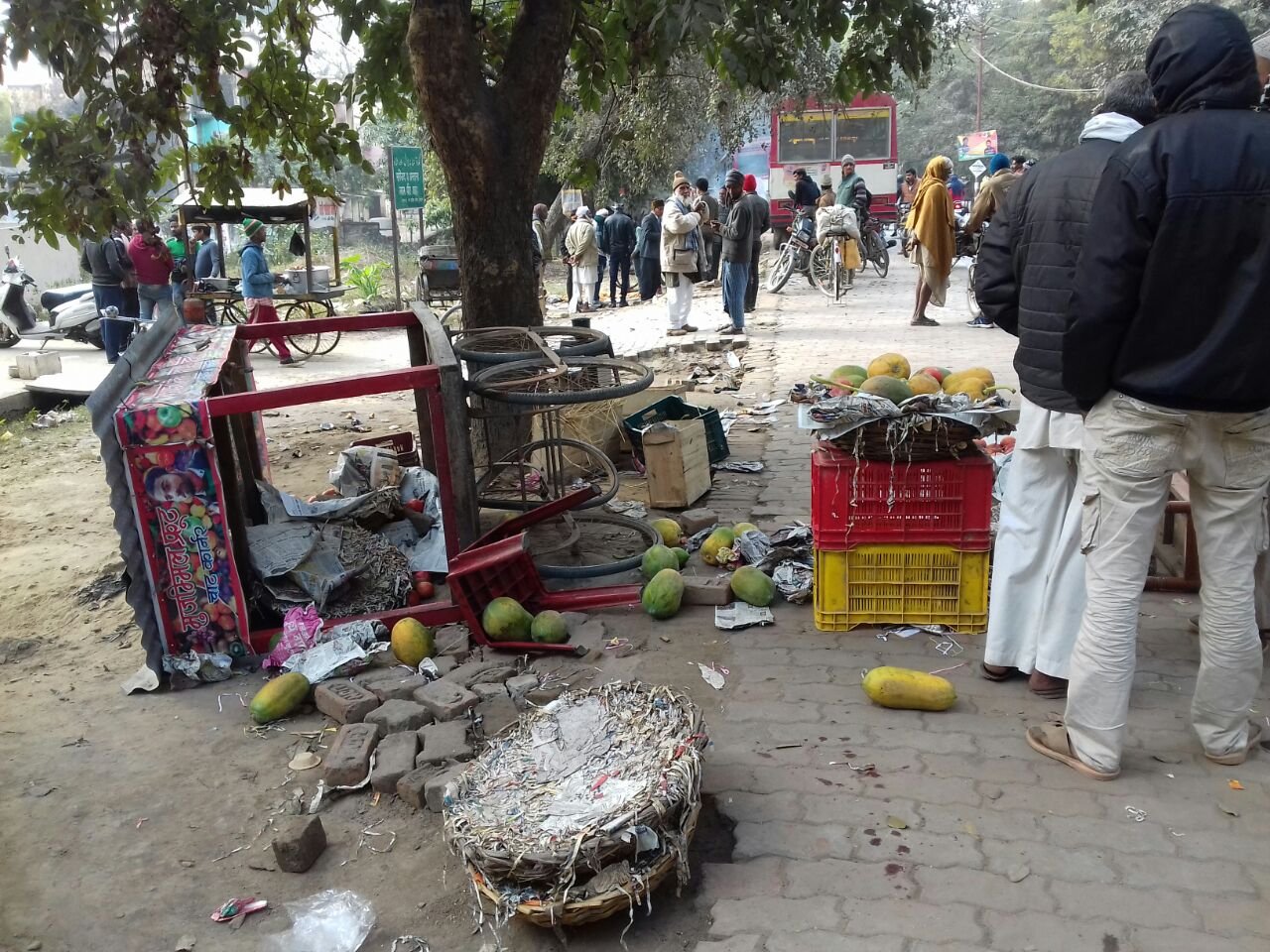 बहराइच जनपद के सिटी कोतवाल पी.के.सिंह की दबंगई, गरीब ठेले वालों के ठेले पलट कर की पिटाई | New India Times
