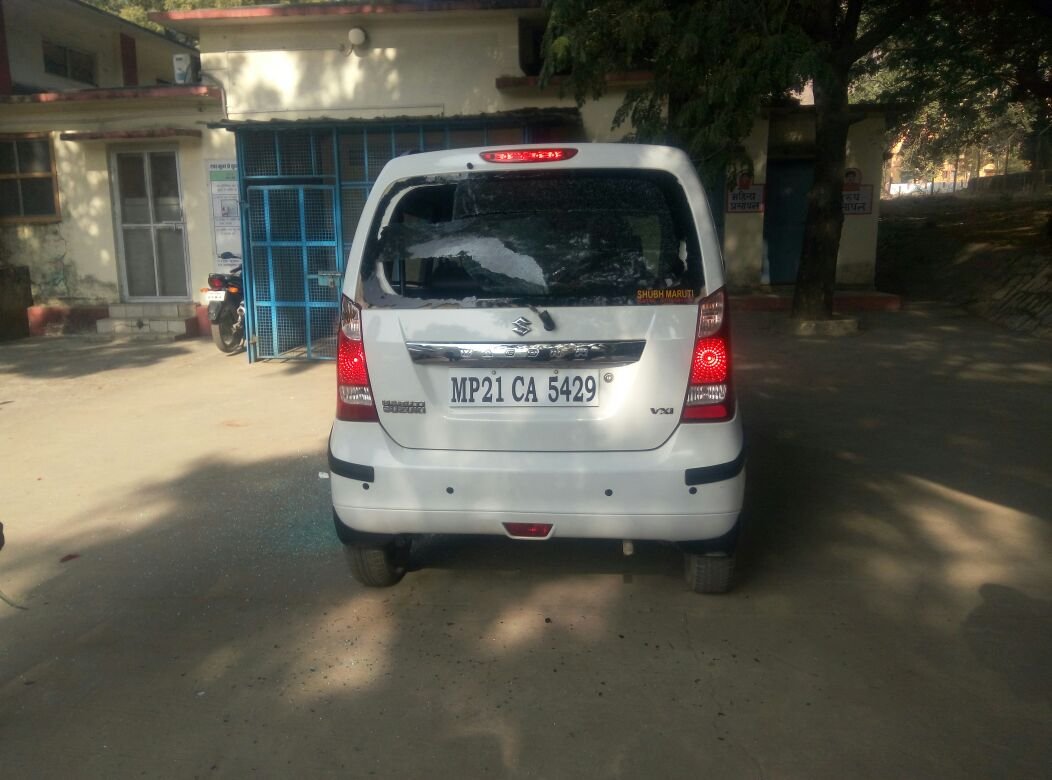 बेरोजगार ने अपना क्रोध गाड़ी पर निकाला, प्लांट हैड की वजह से आए दिन विवादित हो रही है एसीसी | New India Times