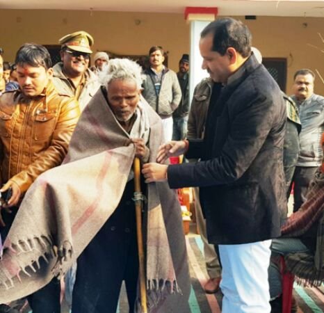 हरचंदपुर विधायक ने गरीबो मे बाटे कम्बल | New India Times