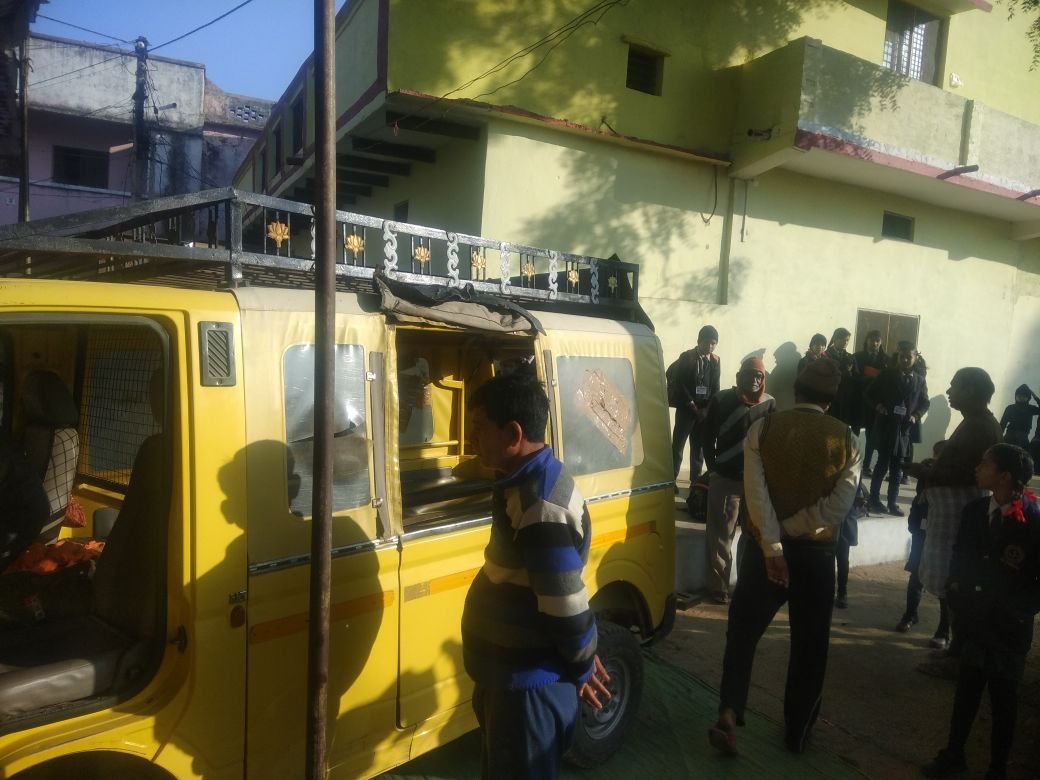 स्कूल वाहन में लगी आग, 30 बच्चे बाल बाल बचे, शिक्षा विभाग की लापरवाही से पालक नाराज | New India Times