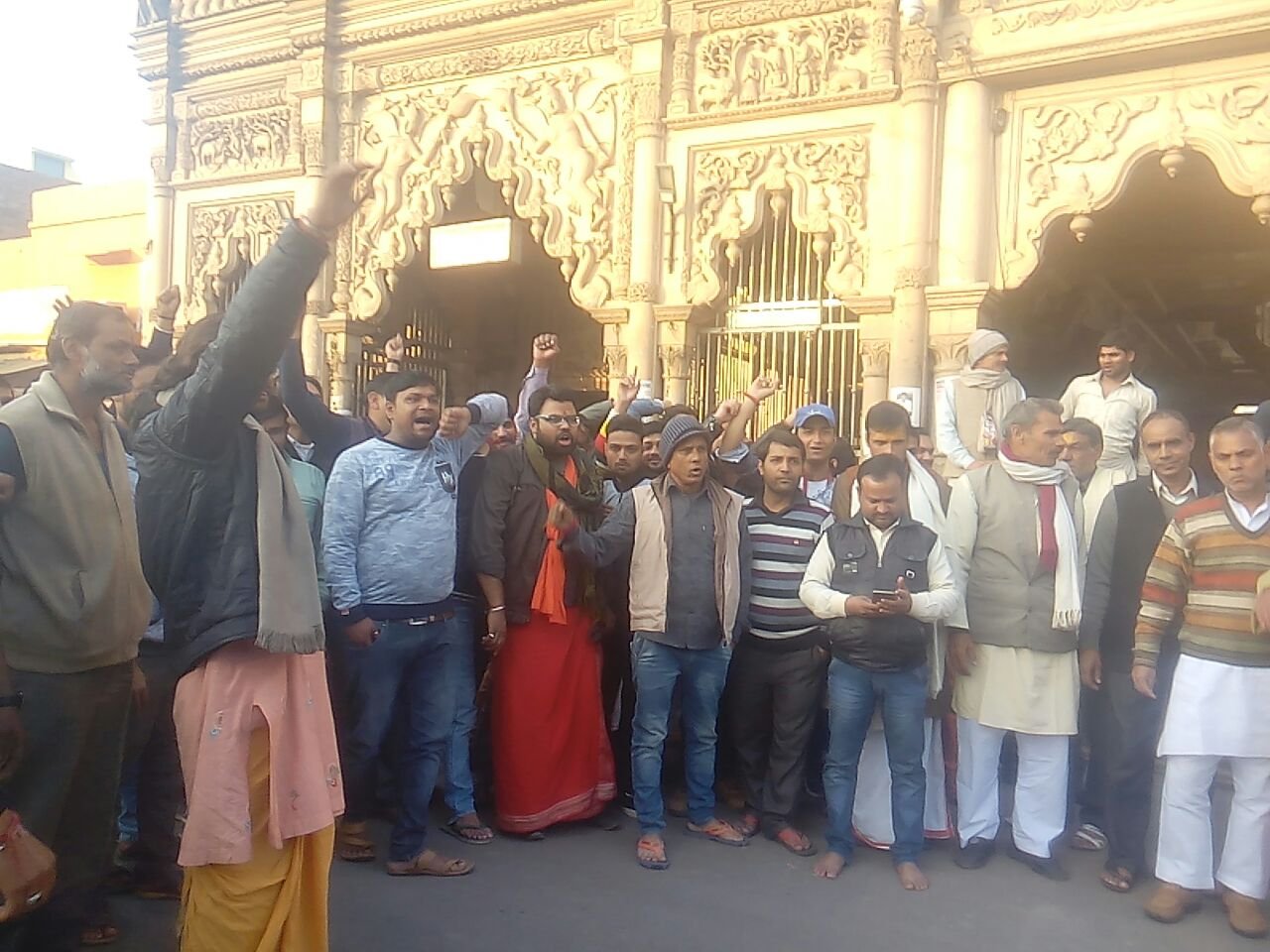 पंडा समाज के लोगों ने शाइन बोर्ड का किया विरोध | New India Times