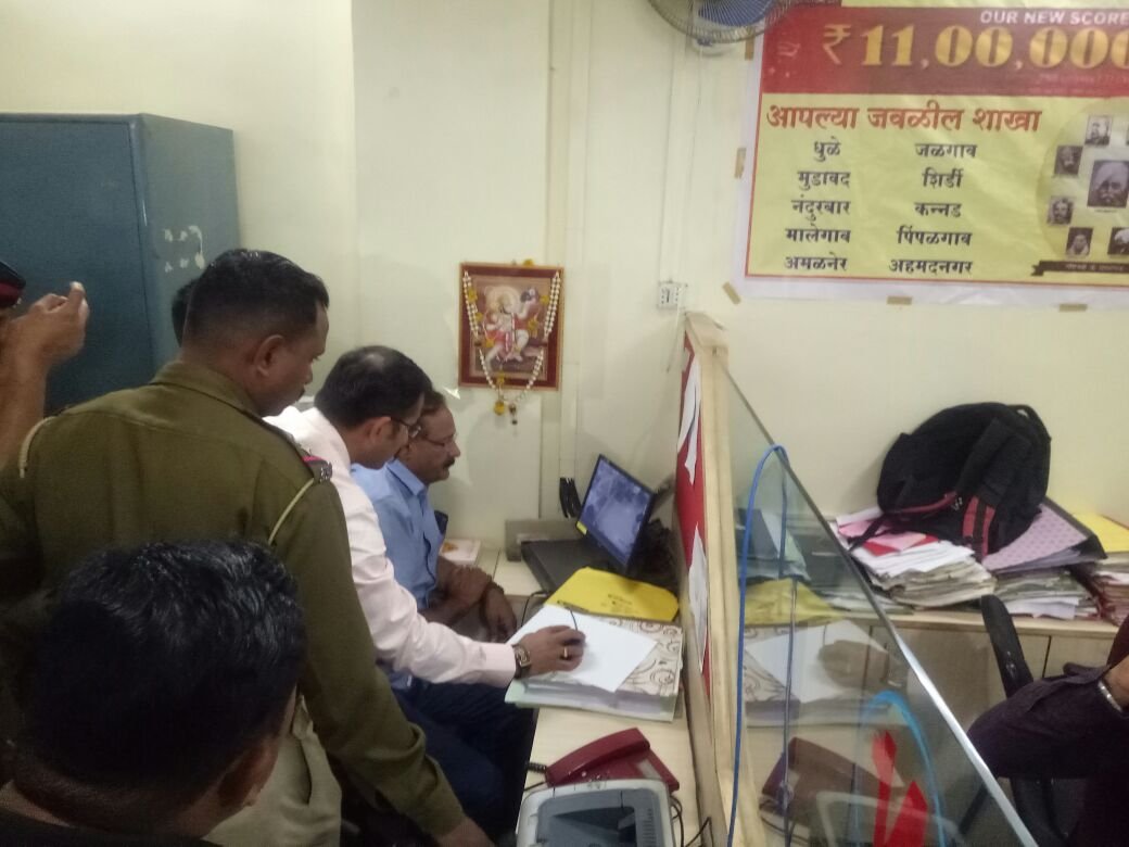 पांच मिनट में दस लाख की रकम ले उडे चोर, बैंक कर्मचारियों को नहीं लगी भनक  | New India Times