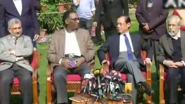 इतिहास में पहली बार चार जजों ने की प्रेस कॉन्फ्रेंस, कहा-सुप्रीम कोर्ट में सब कुछ ठीक नहीं है, पिछले दो महीने के बिगड़े हालातों के चलते अपनी बात रखने के लिए लिया प्रेस का सहारा | New India Times