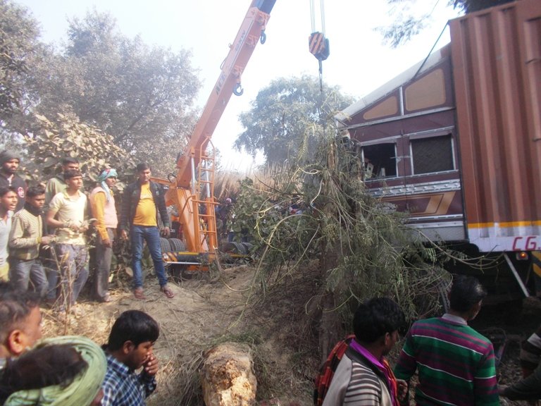कंटेनर की चपेट में आने से पति-पत्नी की मौत, एक बाइक सवार गंभीर रूप से घायल, गुस्साई भीड़ ने शवों को जीटी रोड पर रखकर किया विरोध प्रदर्शन | New India Times