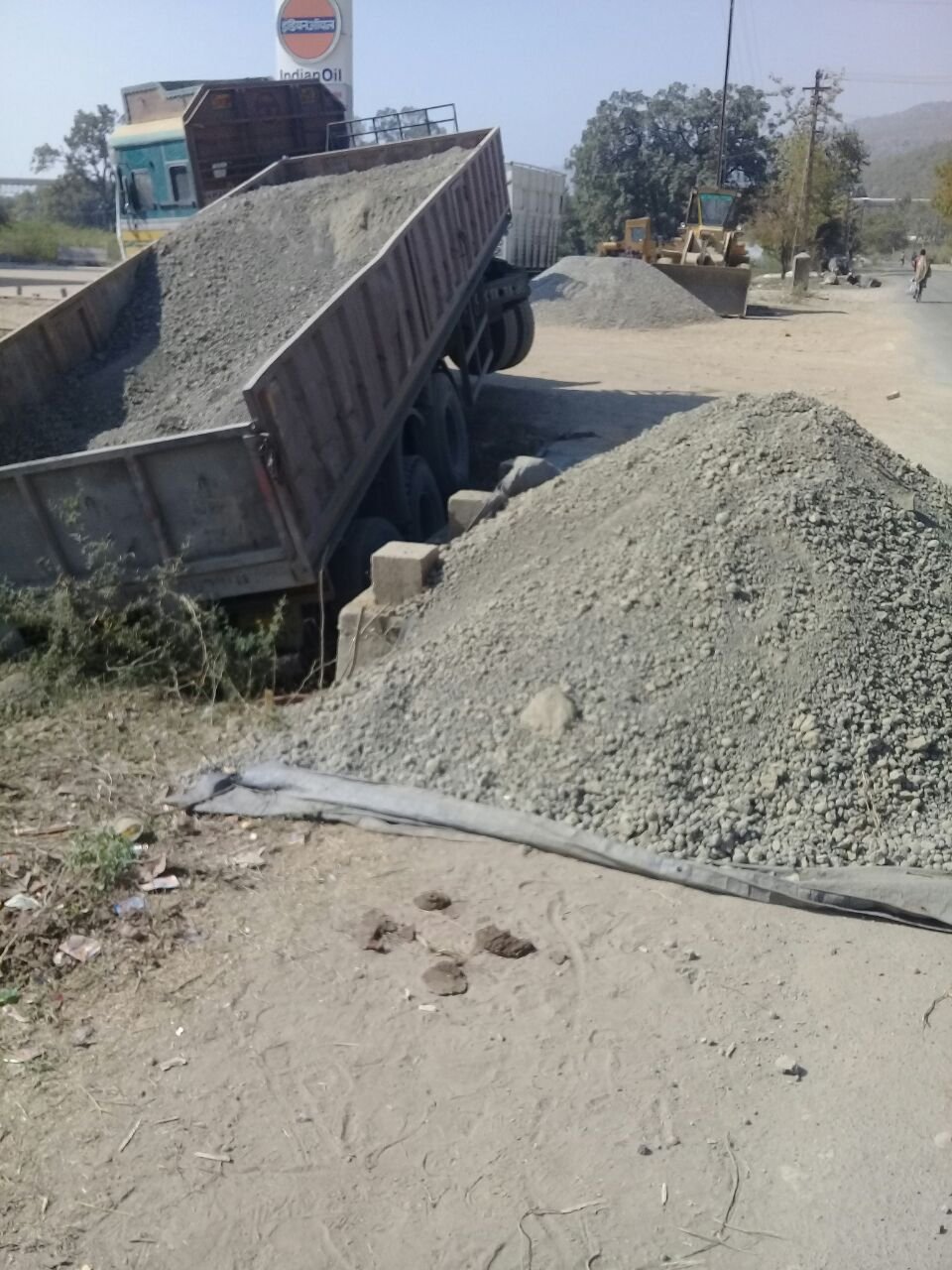 कैमोर पार्किंग आर्ट बना प्रदूषण का अड्डा, एसीसी अपने फायदों के लिए कैमोर के नगरवासियों की जान डाल रही है जोखिम में | New India Times