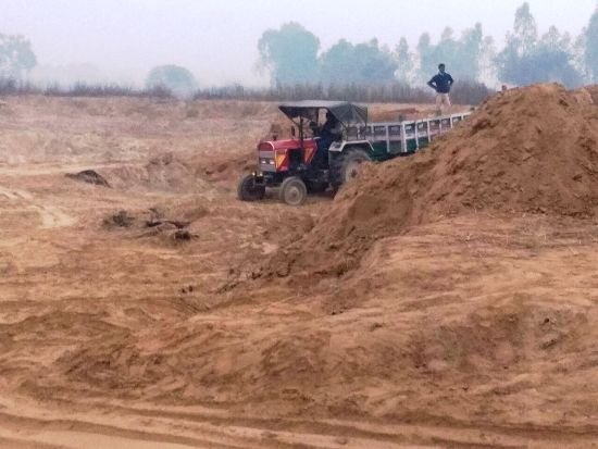 अवैध खनन: आखिर किसके संरक्षण में सूरज डूबने के बाद शुरू होता है अवैध खनन का खेल??? | New India Times