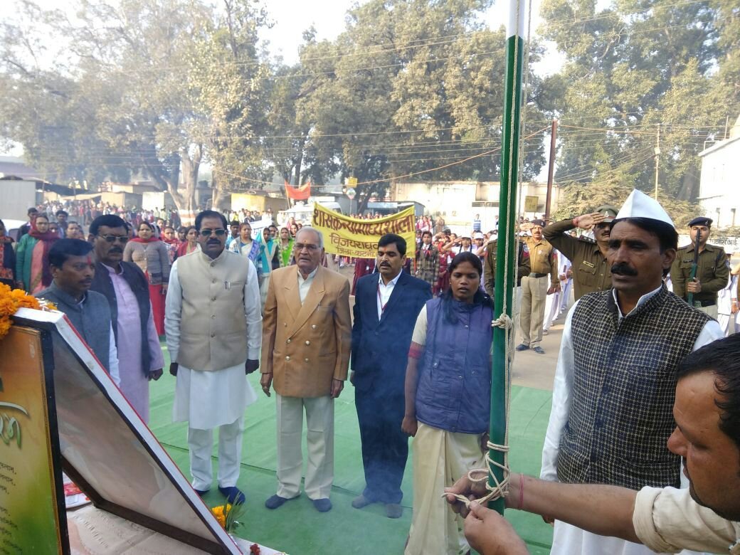 जगह जगह शान से फहराया तिरंगा, पुलिस की रही अहम भूमिका, कुछ अव्यवस्था भी आई नजर | New India Times