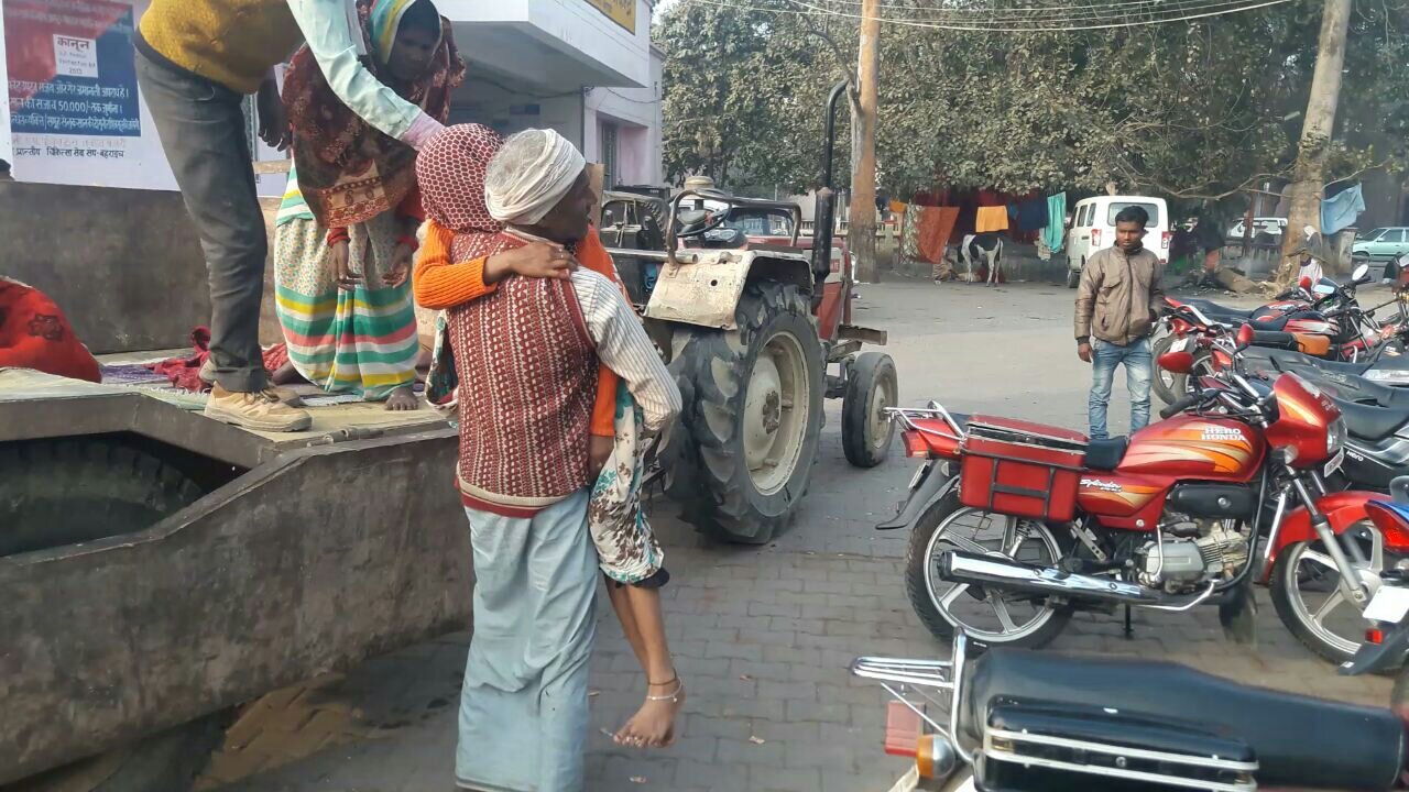 योगी सरकार में एम्बुलेंस की जगह ट्रैकर पर लाई गई बीमार महिला | New India Times