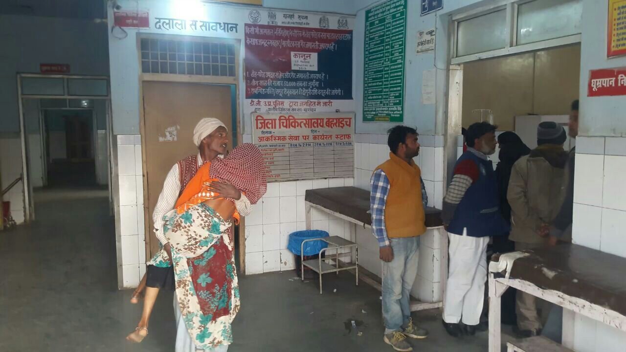 योगी सरकार में एम्बुलेंस की जगह ट्रैकर पर लाई गई बीमार महिला | New India Times