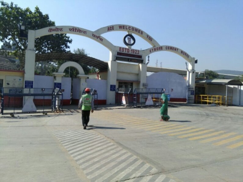 राजनीति का शिकार कैमोर वासियों के पलायन का सिलसिला जारी | New India Times