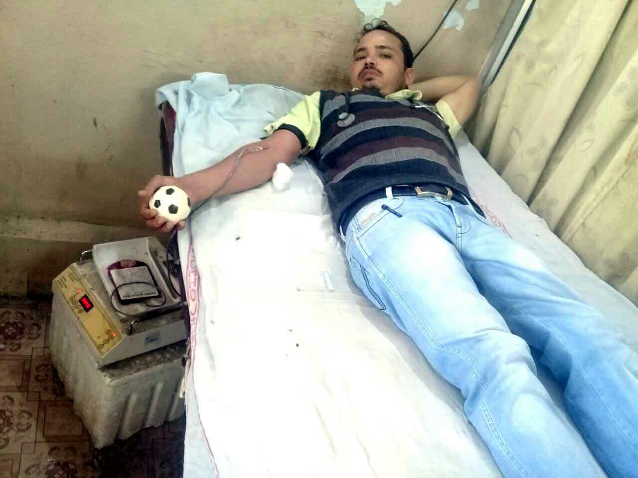 झाबुआ ज़िले में परिजनों द्वारा रक्तदान से मना कर देने पर डॉक्टर प्रहलाद कटारा ने स्वयं रक्तदान कर बचाई बच्चे की जान | New India Times