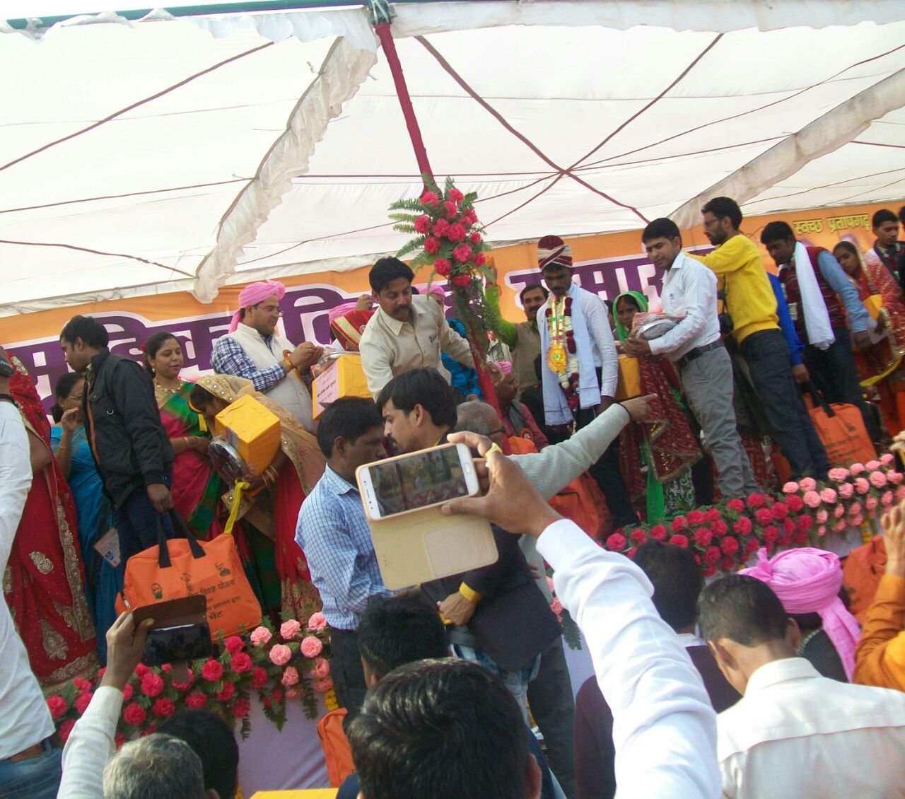 सामूहिक विवाह कार्यक्रम के तहत 116 जोड़े परिणय सूत्र में बंधे, जिलाधिकारी ने किया कन्यादान | New India Times