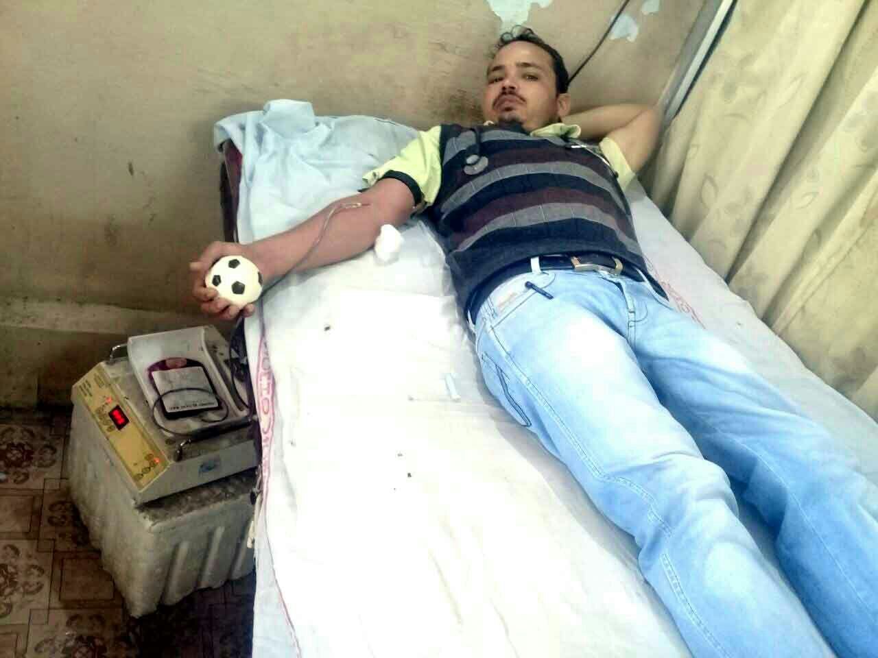 झाबुआ ज़िले में परिजनों द्वारा रक्तदान से मना कर देने पर डॉक्टर प्रहलाद कटारा ने स्वयं रक्तदान कर बचाई बच्चे की जान | New India Times