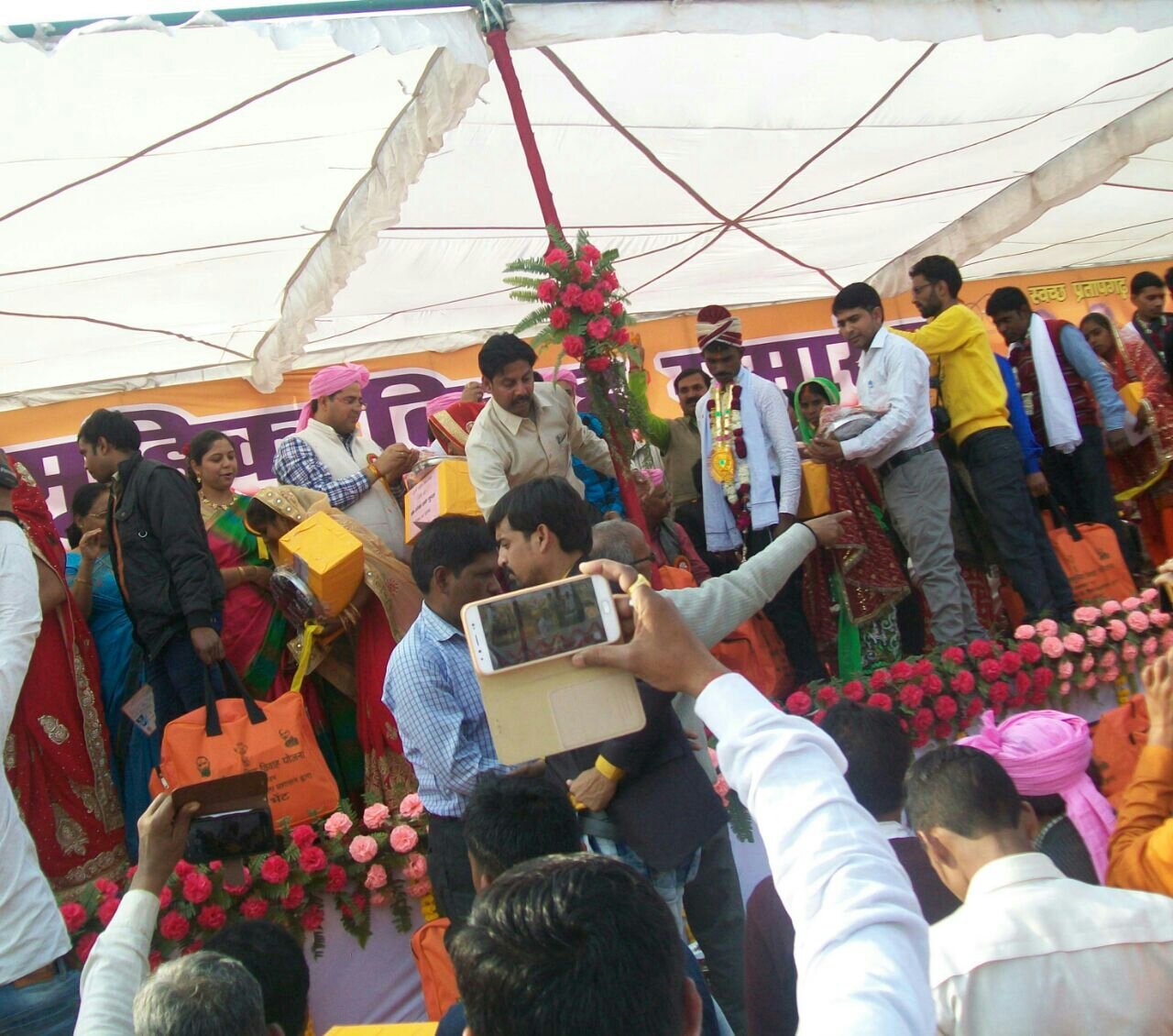 सामूहिक विवाह कार्यक्रम के तहत 116 जोड़े परिणय सूत्र में बंधे, जिलाधिकारी ने किया कन्यादान | New India Times