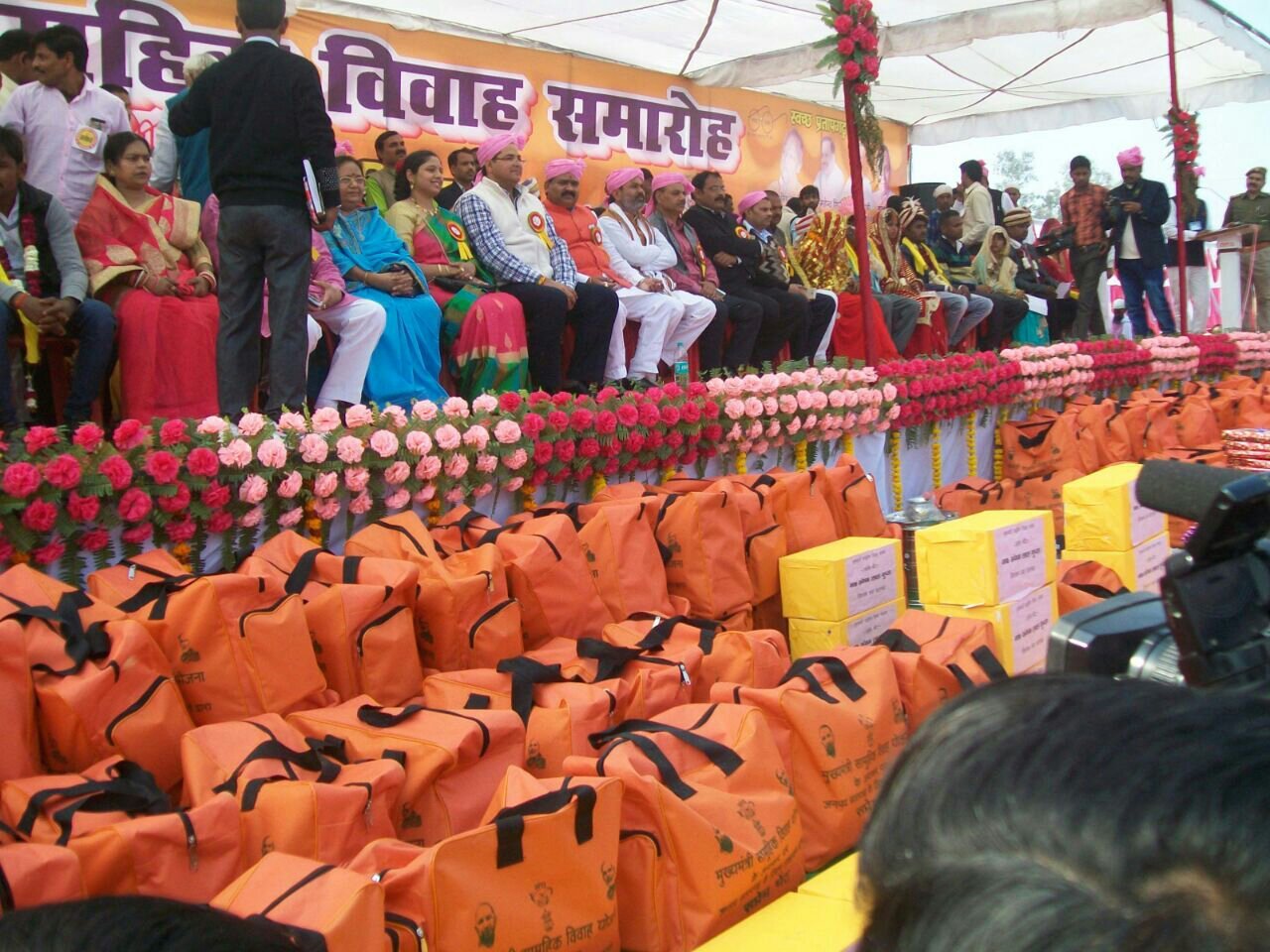 सामूहिक विवाह कार्यक्रम के तहत 116 जोड़े परिणय सूत्र में बंधे, जिलाधिकारी ने किया कन्यादान | New India Times