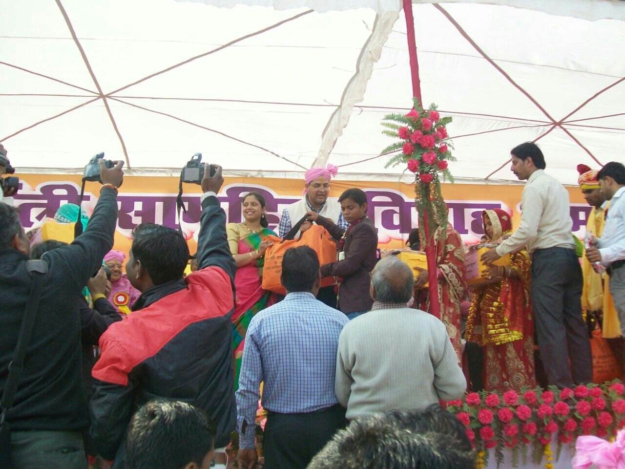 सामूहिक विवाह कार्यक्रम के तहत 116 जोड़े परिणय सूत्र में बंधे, जिलाधिकारी ने किया कन्यादान | New India Times