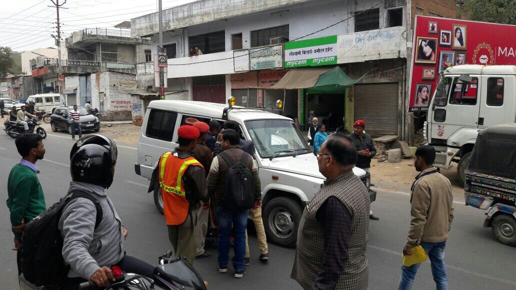 हेलमेट व सीट बेल्ट लगाने वाले चालकों को पुलिस ने गुलाब का फूल दे कर किया सम्मानित 2 हेलमेट व सीट बेल्ट लगाने वाले चालकों को पुलिस ने गुलाब का फूल दे कर किया सम्मानित | New India Times