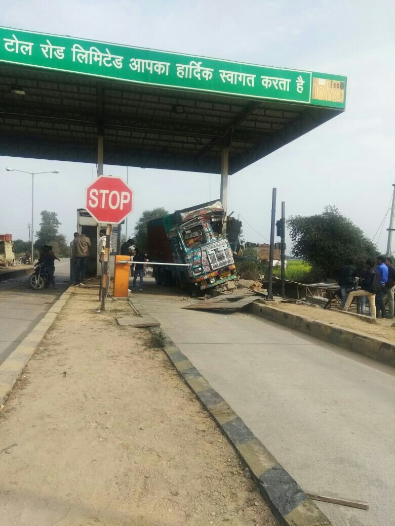 अनियंत्रित रेत ट्रक ने पुलिस जवान की बाइक को मारी टक्कर, मौके पर ही मौत, चार राहगीर व ट्रक ड्राइवर घायल | New India Times
