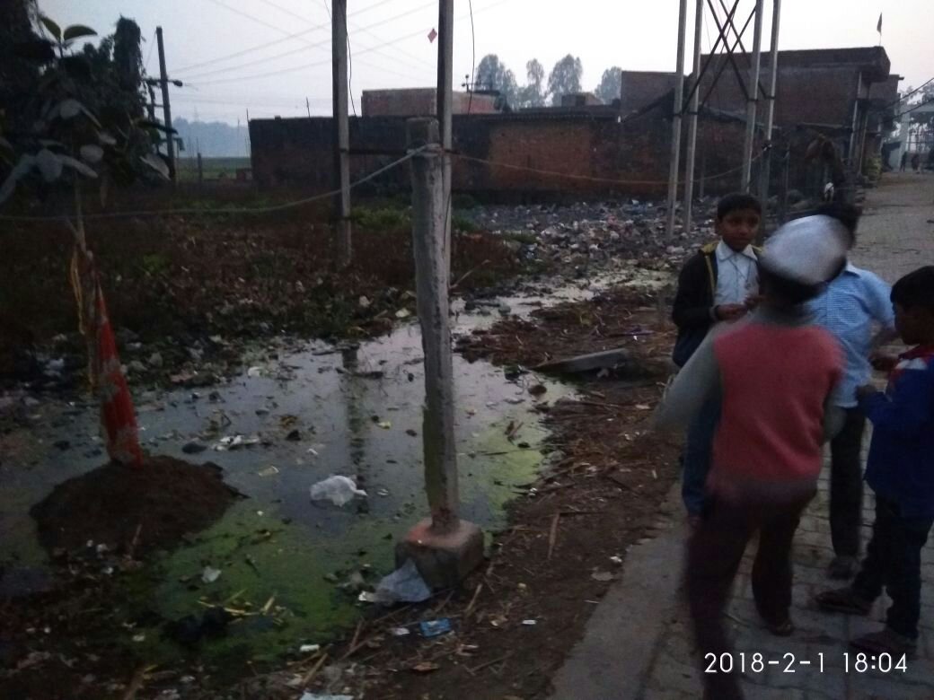पानी निकासी न होने से सडक पर बह रहा है गंदा पानी, लोगों के घरों में गंदा पानी घुसने एवं बीमारियों के फैलने का बढ रहा है खतरा 3 पानी निकासी न होने से सडक पर बह रहा है गंदा पानी, लोगों के घरों में गंदा पानी घुसने एवं बीमारियों के फैलने का बढ रहा है खतरा | New India Times