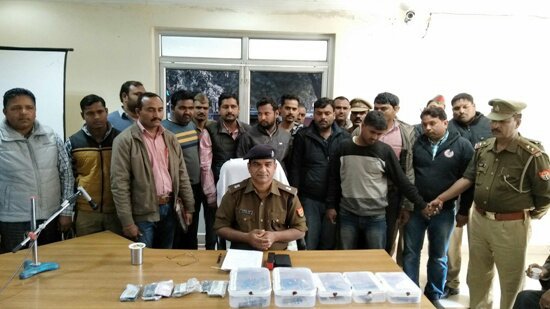 अवैध हथियारों के जखीरे के साथ हथियारों के पांच तस्कर गिरफ्तार, सपा नेता का भाई भी शामिल | New India Times