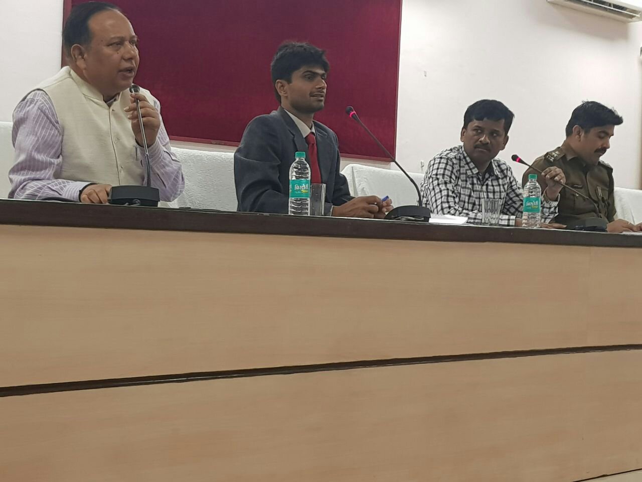 लोकसभा उपचुनाव: वोटिंग के दौरान एजेंटों के मोबाइल इस्तेमाल करने पर रहेगी रोक: जिलाधिकारी | New India Times