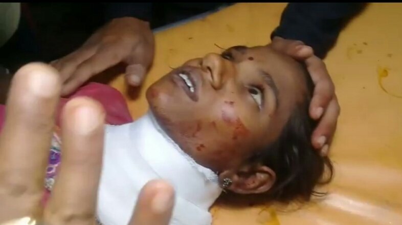 बेरहम पति ने पत्नी का गला काट कर रोड पर फेंक, गंभीर अवस्था में पीड़िता झाँसी जिला अस्पताल में भर्ती | New India Times