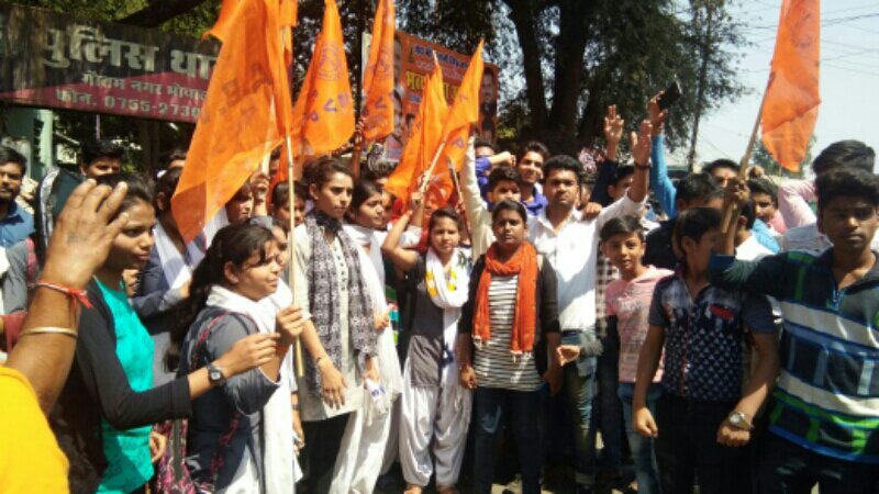 छेडछाड व मारपीट से आहत छात्रा ने लगाई फांसी, एवीपी छात्र संगठन ने आरोपी को फांसी देने की मांग को लेकर कर किया विरोध प्रदर्शन | New India Times