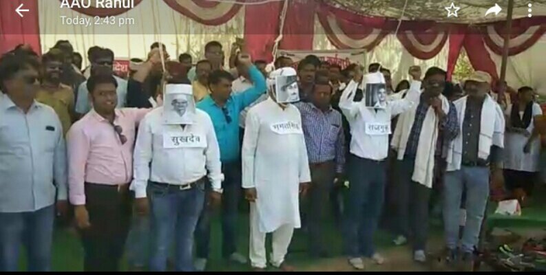 आंदोलन पर बैठे संविदा कर्मचारियों ने संविदा नीति को फांसी देकर किया शहीदों को याद  | New India Times