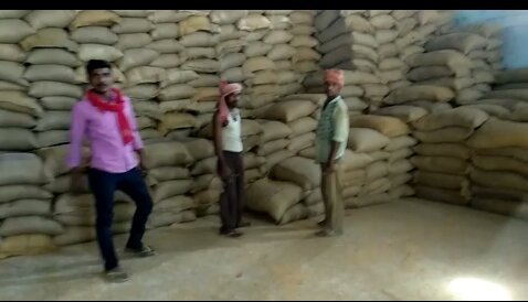 मडियाहूं ब्लाक में सरकारी गोदाम से खुलेआम हो रही अनाजों की कालाबाजारी | New India Times