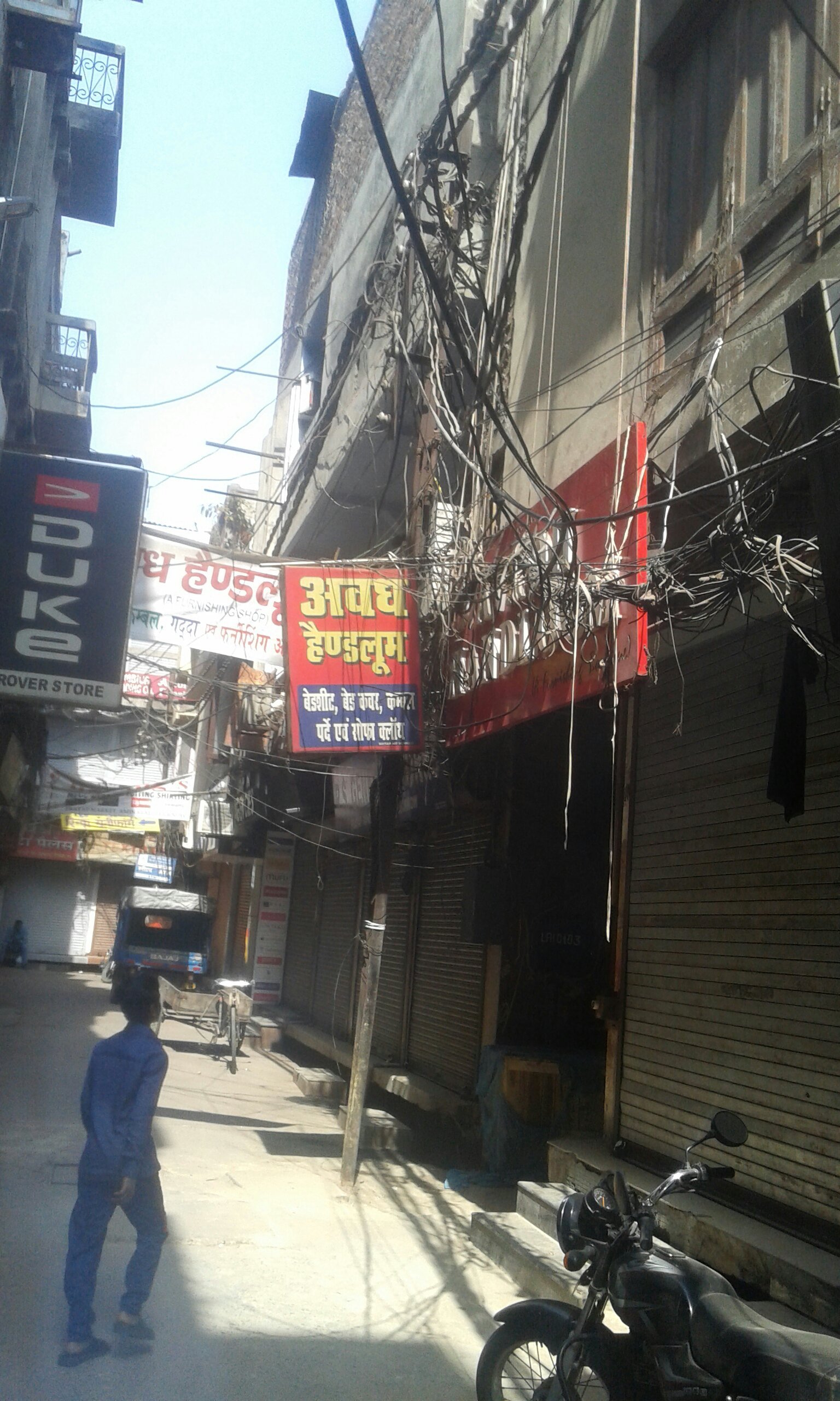 यह है लखनऊ मेरी जान: आजादी के 72 साल बाद भी बिजली के खंभों पर लटकते तार, गंदी नालियां व अव्यवस्था बनी हुई हैं लखनऊ की पहचान | New India Times