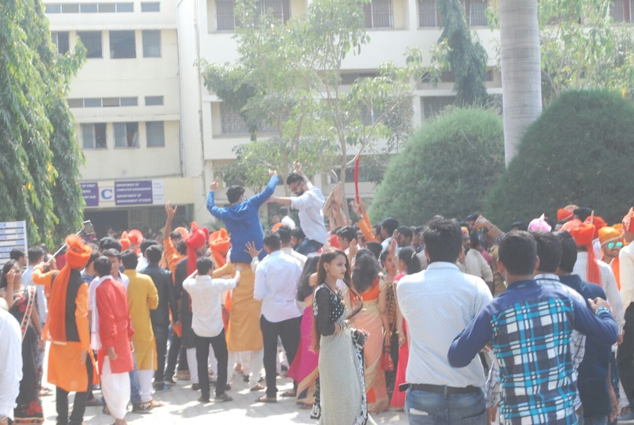 NIT की खबर का असर: अभियांत्रिकी महाविद्यालय में नंगी तलवारों की नुमाइश पर पुलिस ने जांच कर कॉलेज प्रशासन को दी सख्त नसीहत | New India Times