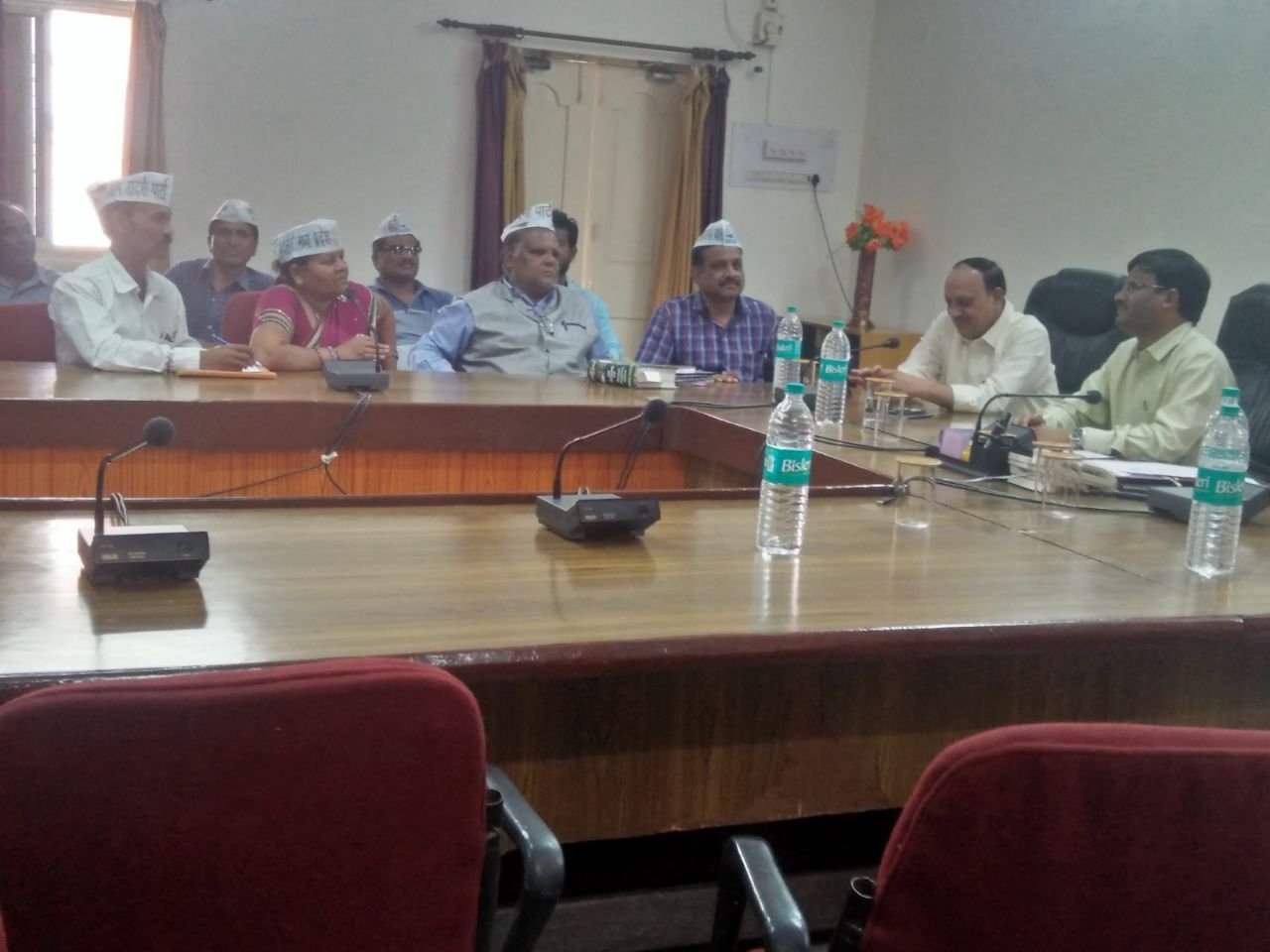 फाईलों में धूल खाते ज्ञापन व आवेदन : लगभग डेढ माह पूर्व 'आप, द्वारा कलेक्टर को संबोधित नायब तहसीलदार को दिया गया ज्ञापन गायब, ज्ञापनों व आवेदनों पर नहीं हो रही है कार्यवाही | New India Times