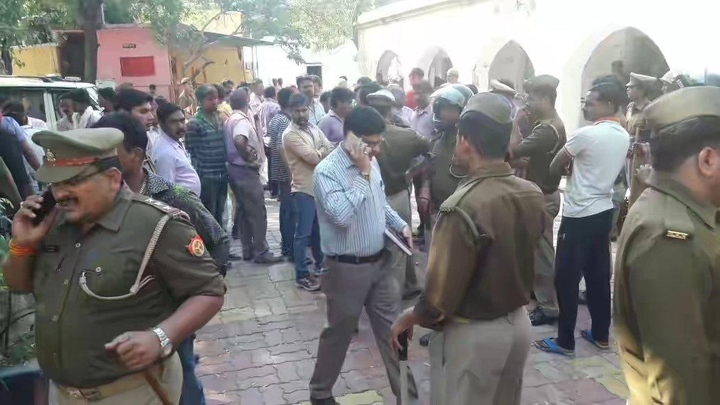 होली के मौके पर झांसी सदर बाजार थाने में आरएसएस व बीजेपी कार्यकर्ताओं ने जमकर हंगामा करते हुए की तोडफ़ोड़ | New India Times