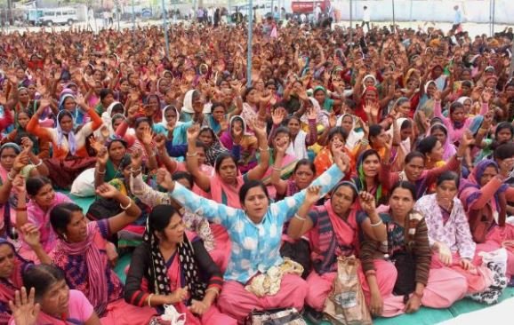 शिवराज सरकार के महिला सशक्तिकरण के दावे की पोल खोल रही हैं हजारों आंदोलनकारी महिला कर्मचारी | New India Times