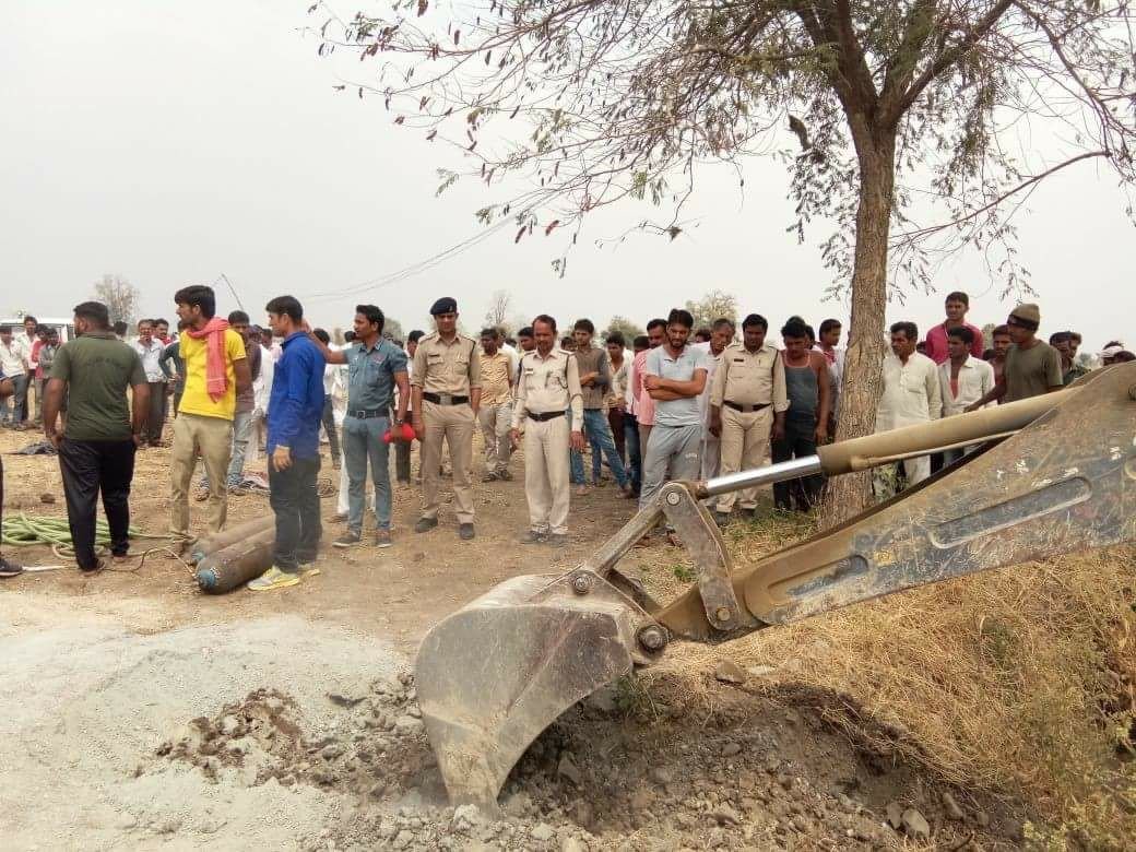 बोरवेल में गिरा चार वर्षीय मासूम बच्चा, बच्चे को निकालने के लिए रेस्क्यू आपरेशन जारी | New India Times