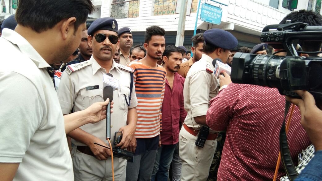 भोपाल पुलिस ने पुराने शहर के दो दर्जन से अधिक बदमाशों और मजनुओं का डीआईजी बंगले से गीतांजलि कॉलेज तक निकाला पैदल जूलूस | New India Times