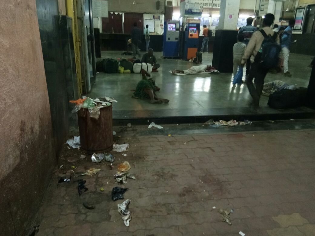 अकोला रेलवे स्टेशन परिसर में गंदगी व असुविधा से यात्री परेशान | New India Times